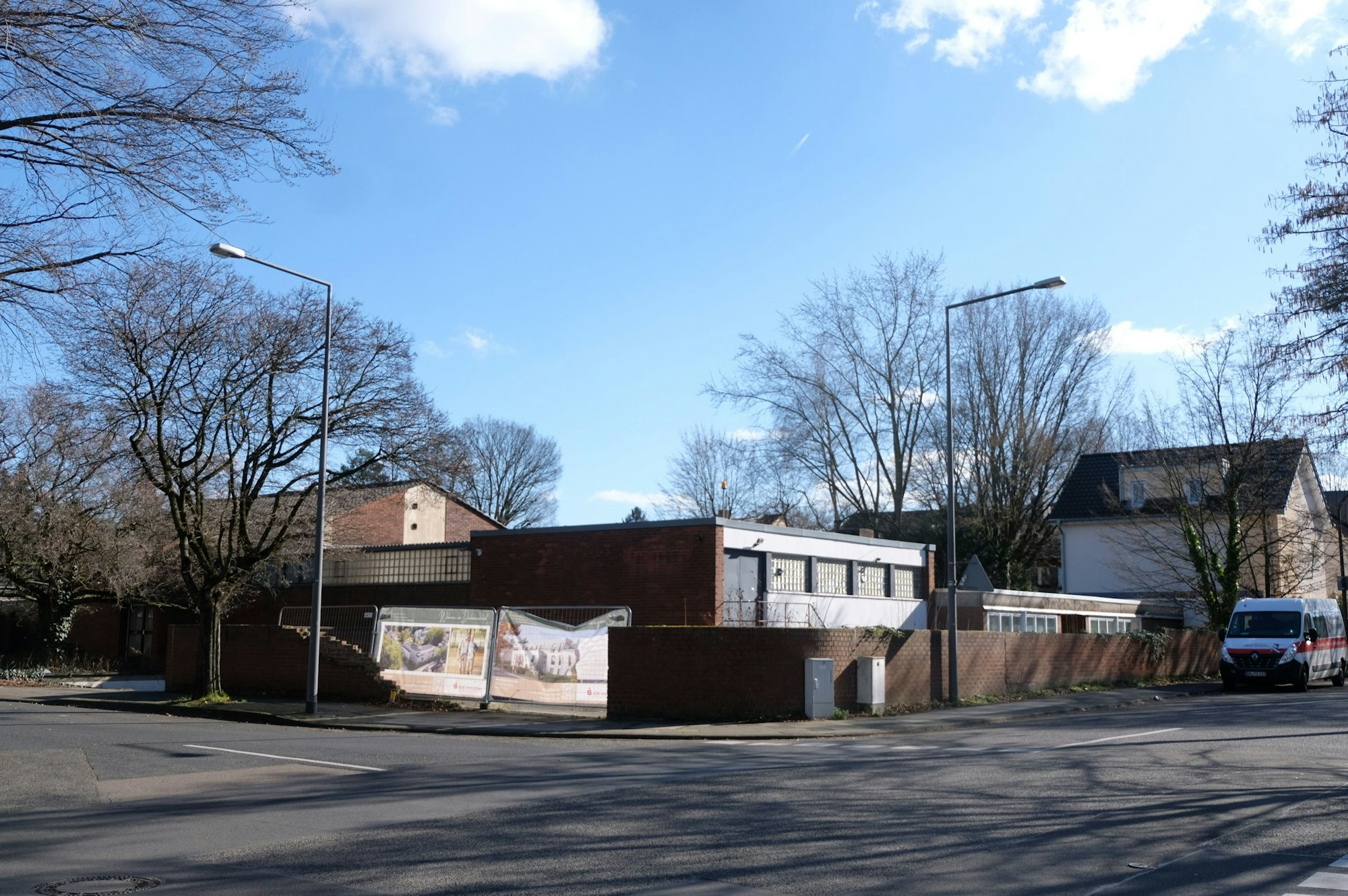Leerstehende Häuser an einer Straßenkreuzung.