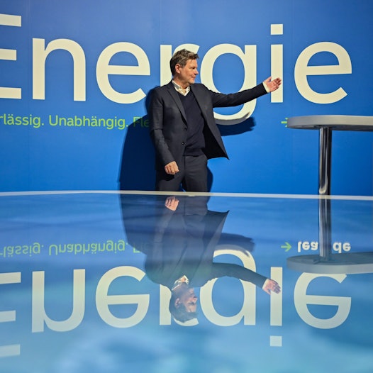 Brandenburg, Spremberg: Robert Habeck (Bündnis 90/Die Grünen), Bundesminister für Wirtschaft und Klimaschutz steht bei einem Pressegespräch im Braunkohlekraftwerk Schwarze Pumpe vor dem Wort „Energie“.