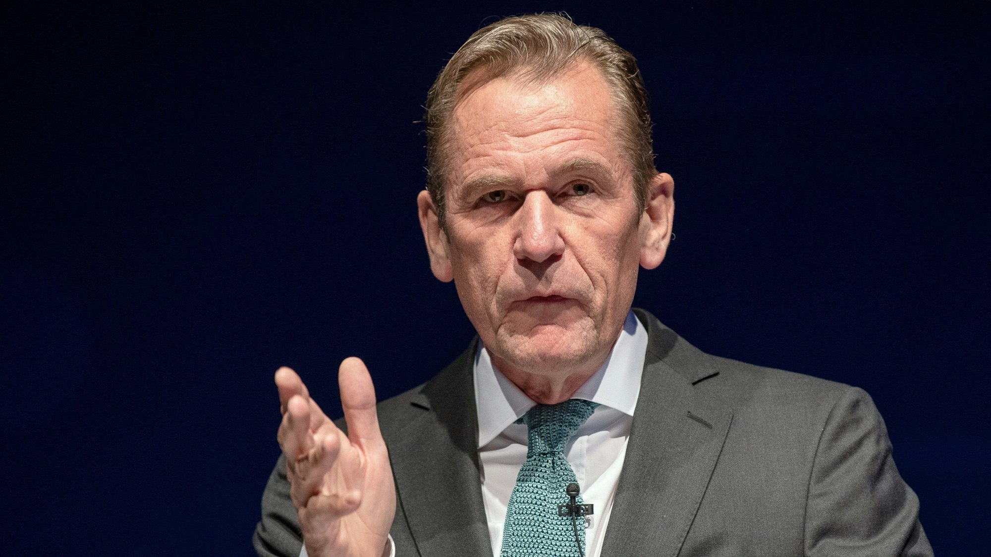 Mathias Döpfner, Vorstandsvorsitzender von Axel Springer SE, gestikuliert.