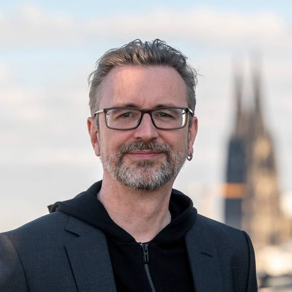 Jürgen Amann, Geschäftsführer von Köln-Tourismus, im Hintergrund der Dom