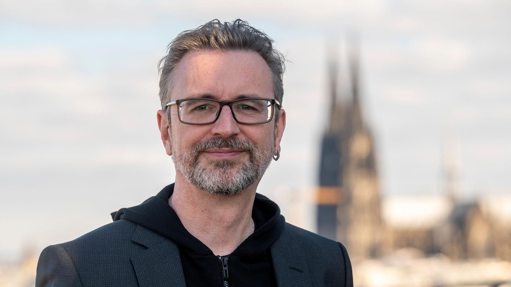 Jürgen Amann, Geschäftsführer von Köln-Tourismus, im Hintergrund der Dom