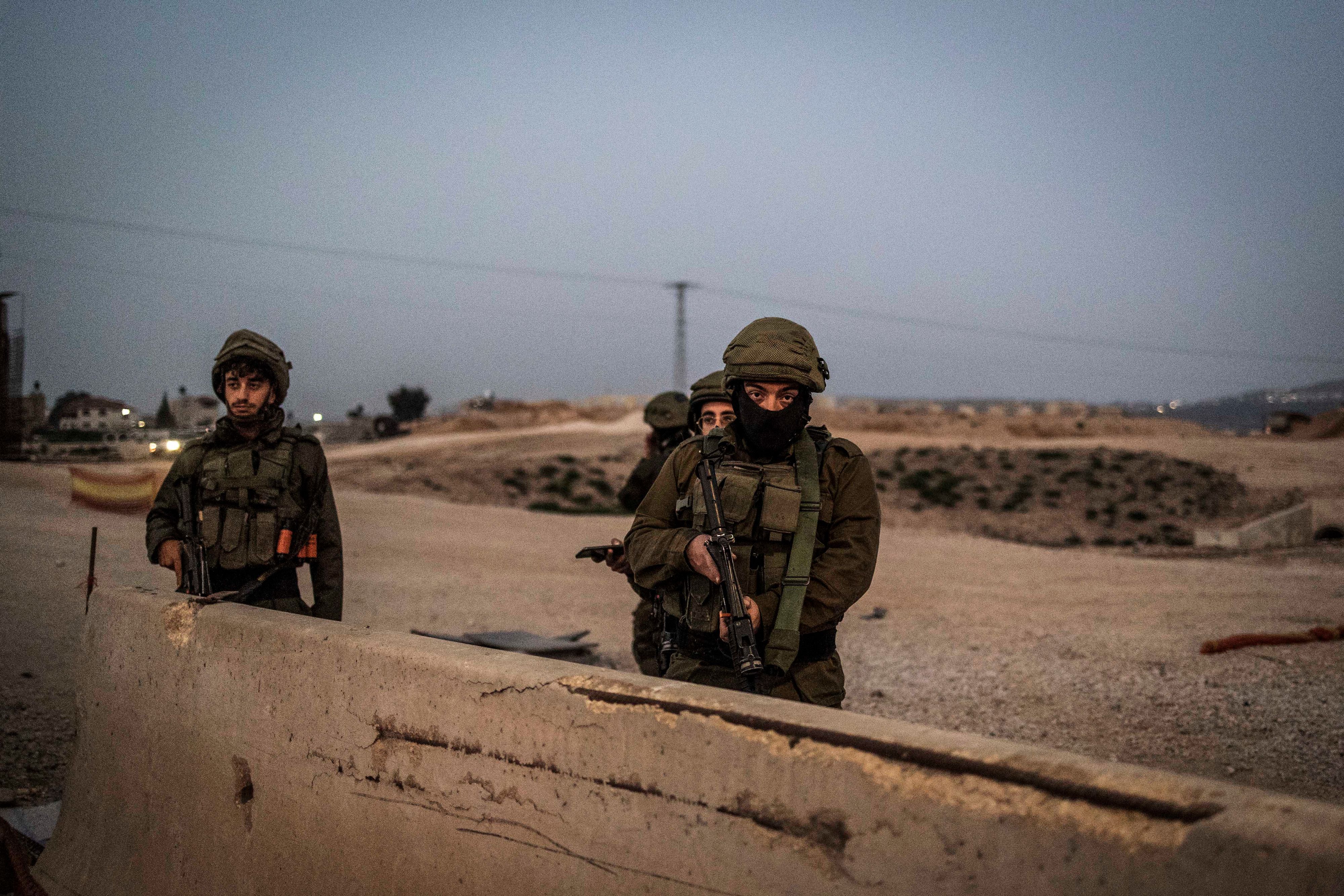 Vier israelische Soldaten mit Gewehren.