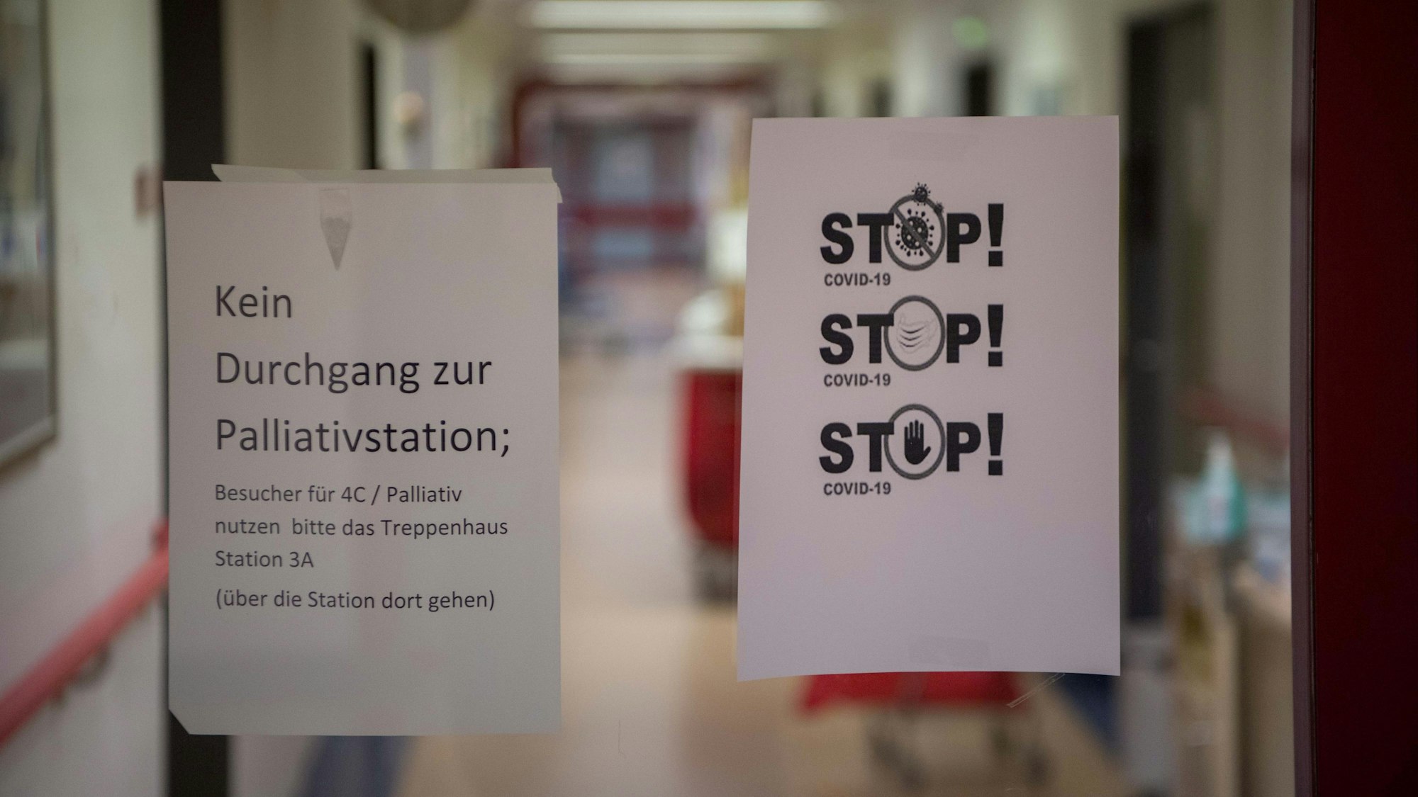 „Kein Durchgang zur Palliativstation“ steht auf einem Zettel in einem Krankenhausgang.