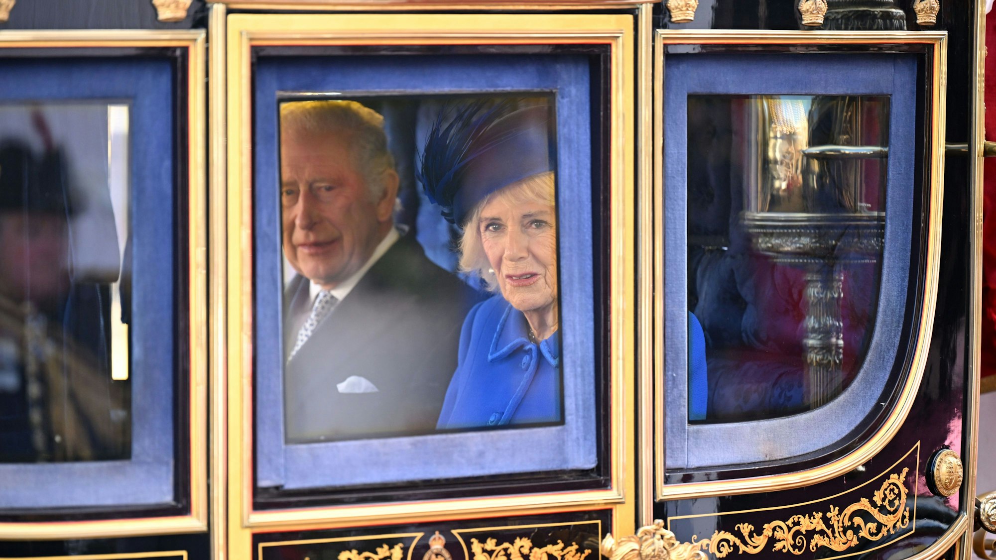 König Charles III (l). und Königsgemahlin Camilla fahren während Ramaphosas Staatsbesuchs in der Staatskutsche zum Buckingham Palace. +++ dpa-Bildfunk +++