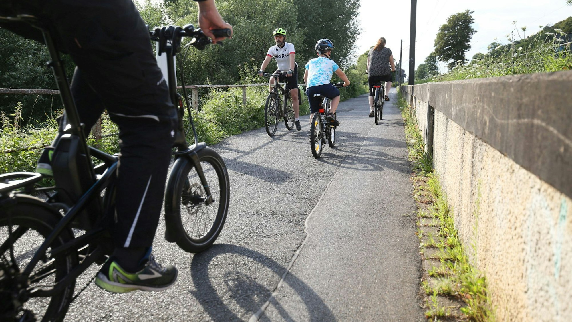 Fahrradfahrer fahren mit ihren Fahrrädern auf einer Straße.