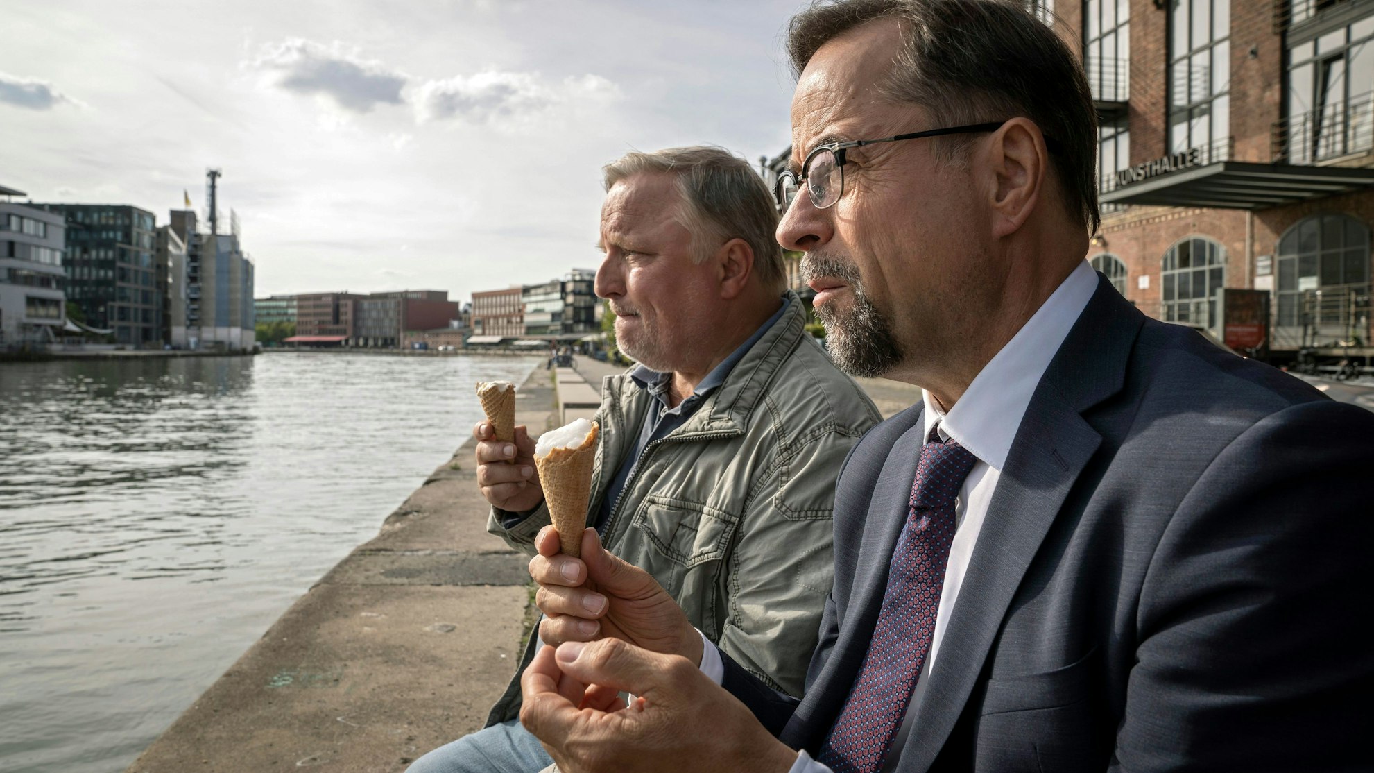 Ein Zwischendurch-Eis für Ermittler Thiel (Axel Prahl) und Gerichtsmediziner Karl-Friedrich Boerne (Jan-Josef Liefers).