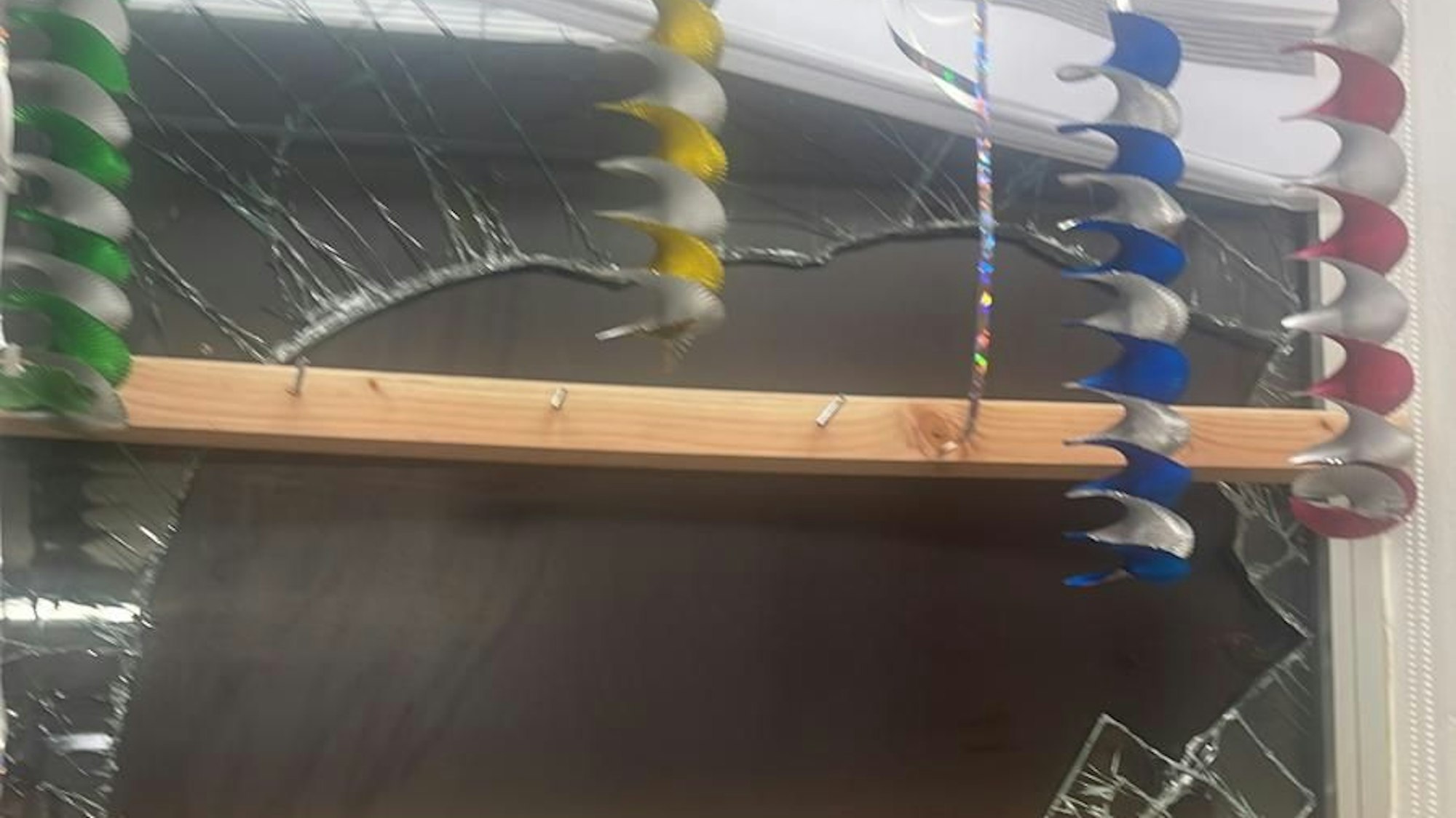 Eine eingeschlagene Scheibe.