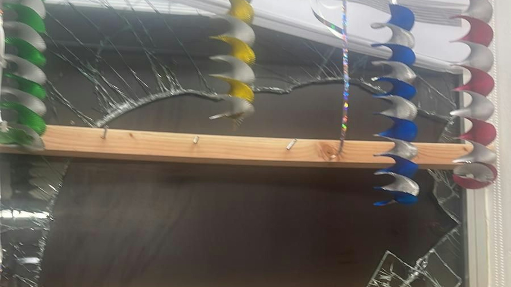 Eine eingeschlagene Scheibe.