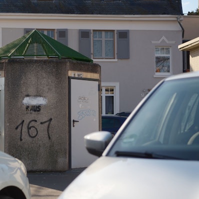 Die öffentliche Toilette auf dem Annaturmplatz in Euskirchen.
