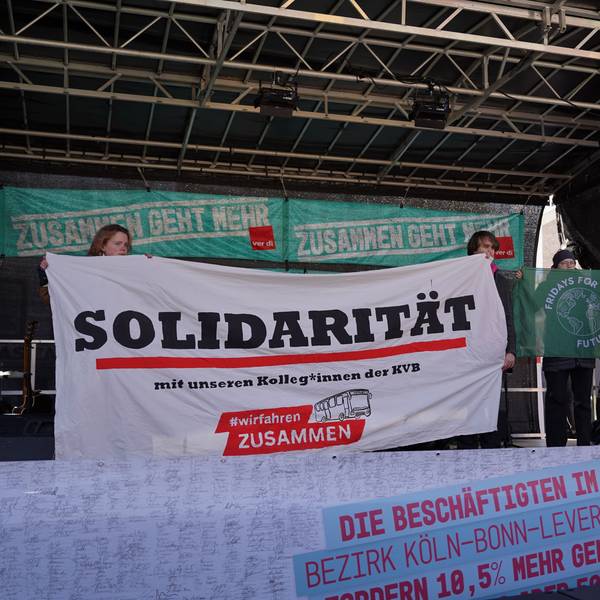 Hunderte Beschäftigte aus dem öffentlichen Dienst versammelten sich gegen 11 Uhr auf dem Alter Markt, um für bessere Löhne zu streiken.
