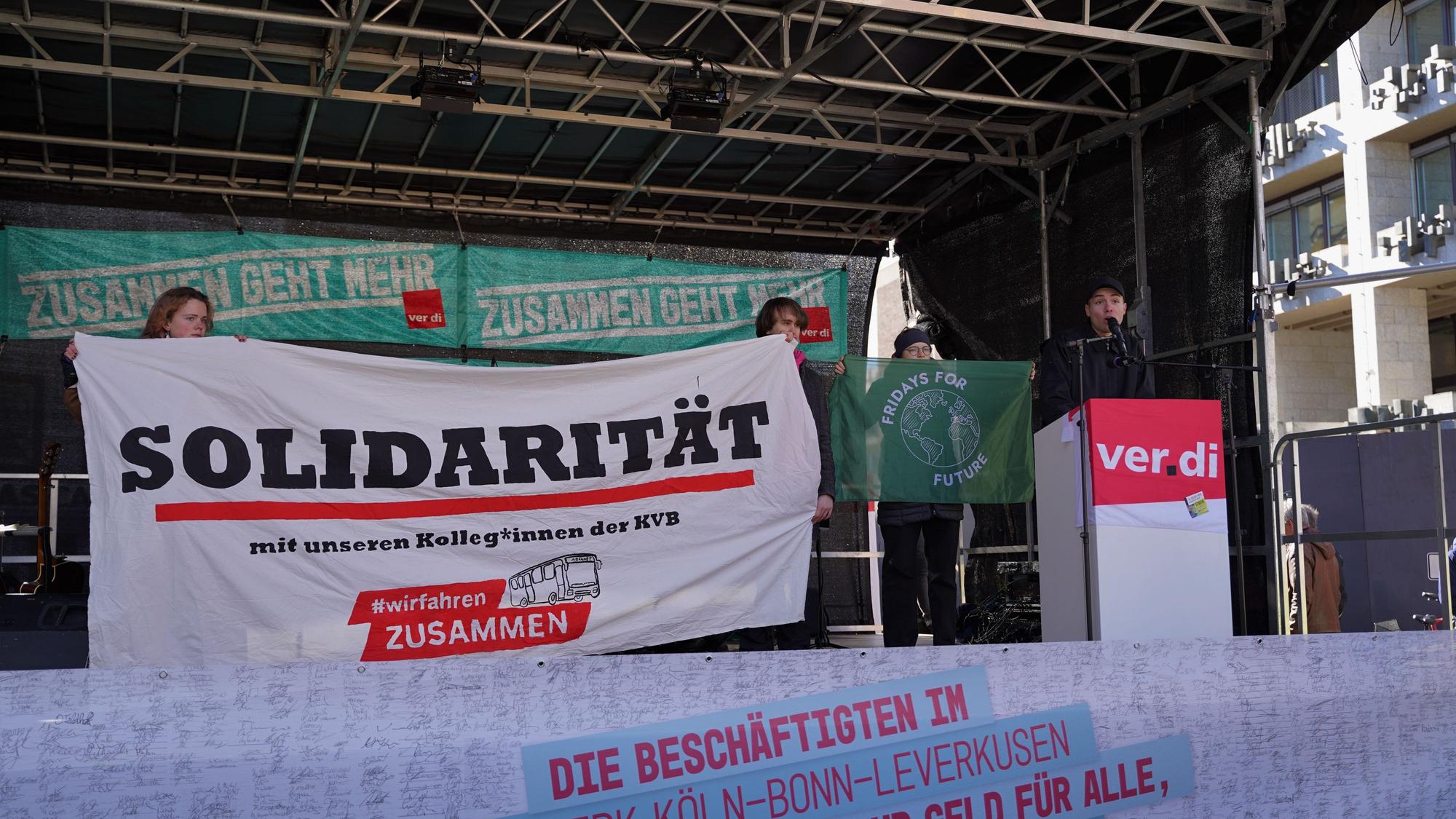 Thomas (am Pult) von Fridays For Future erklärte auf der Bühne, dass man am 3.3. gemeinsam mit Verdi streiken will.