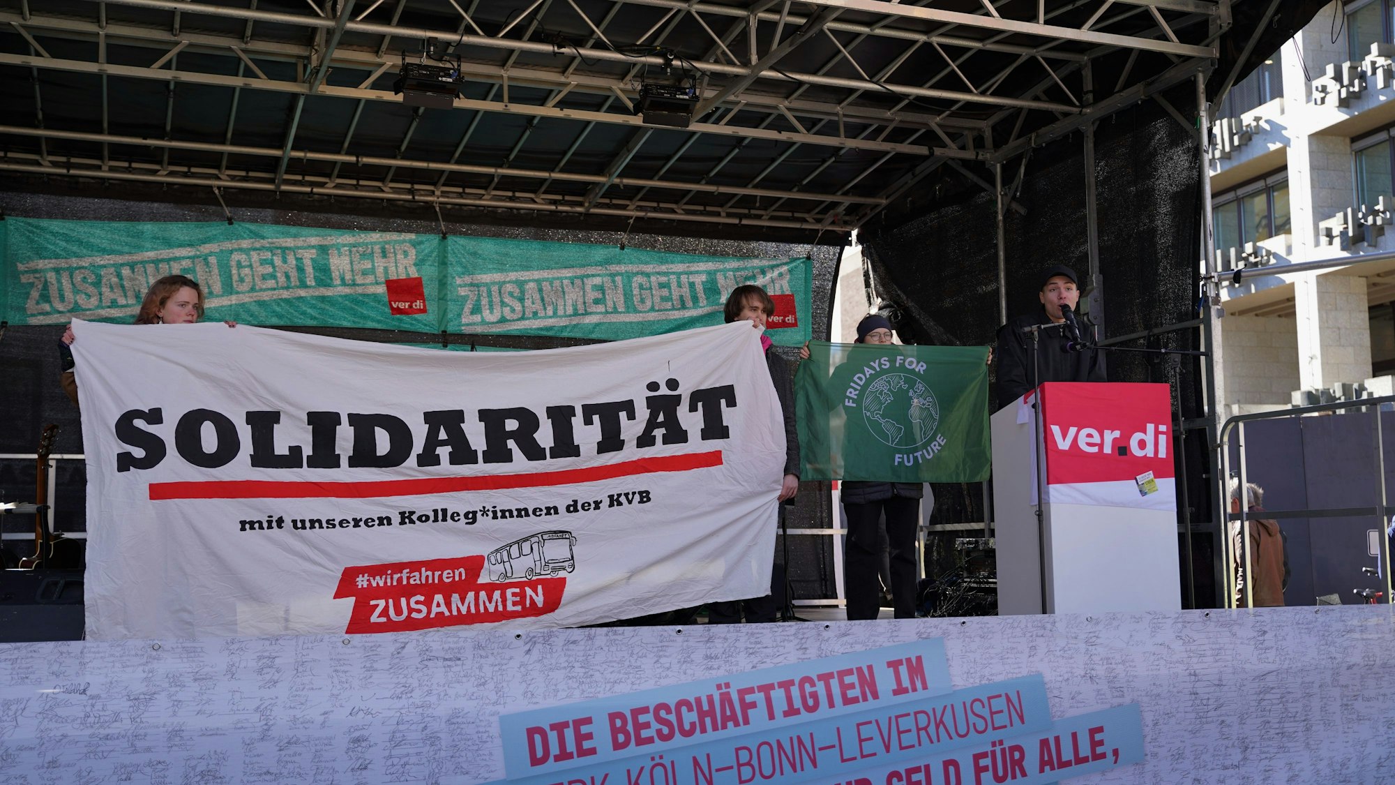Thomas (am Pult) von Fridays For Future erklärte auf der Bühne, dass man am 3.3. gemeinsam mit Verdi streiken will.