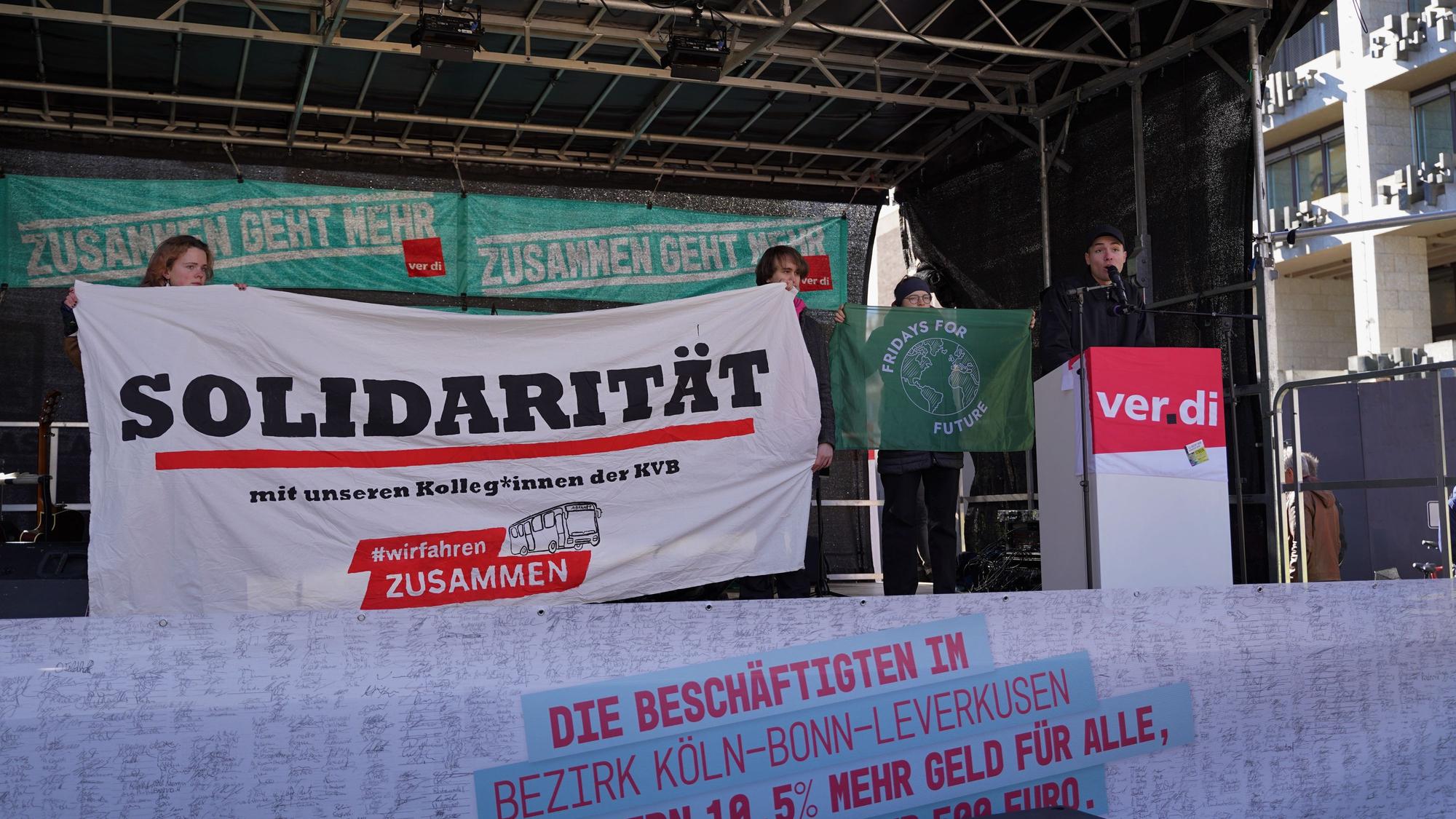 Hunderte Beschäftigte aus dem öffentlichen Dienst versammelten sich gegen 11 Uhr auf dem Alter Markt, um für bessere Löhne zu streiken.