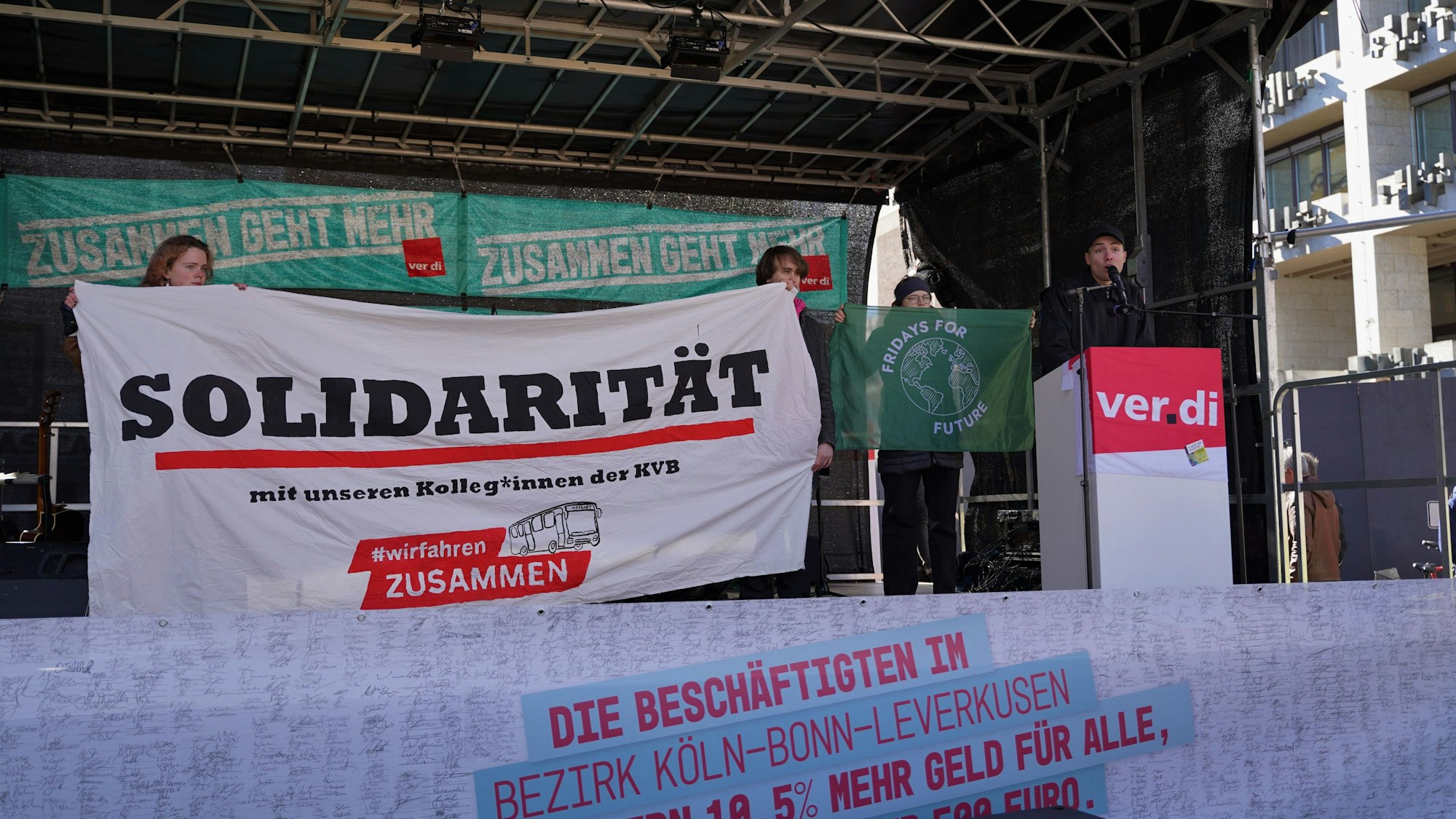 Hunderte Beschäftigte aus dem öffentlichen Dienst versammelten sich gegen 11 Uhr auf dem Alter Markt, um für bessere Löhne zu streiken.