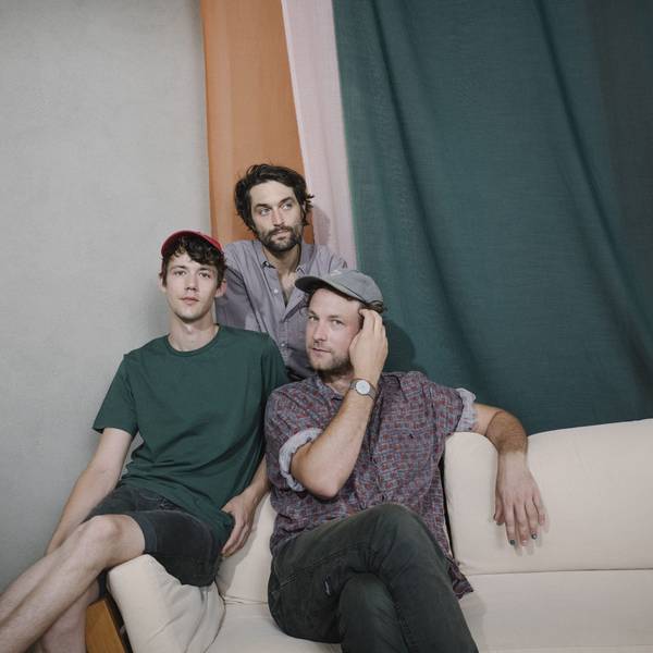 Die Künstler Henning May (l, 31), Christopher Annen (M, 33) und Severin Kantereit (r, 31) sitzen auf einem Sofa. Am Freitag, 3.3.2023 wird das vierte Studioalbum der Kölner Band AnnenMayKantereit veröffentlicht.