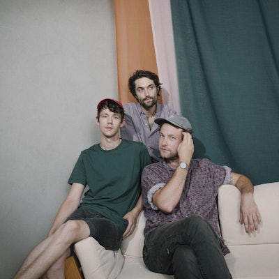 Die Künstler Henning May (l, 31), Christopher Annen (M, 33) und Severin Kantereit (r, 31) sitzen auf einem Sofa. Am Freitag, 3.3.2023 wird das vierte Studioalbum der Kölner Band AnnenMayKantereit veröffentlicht.