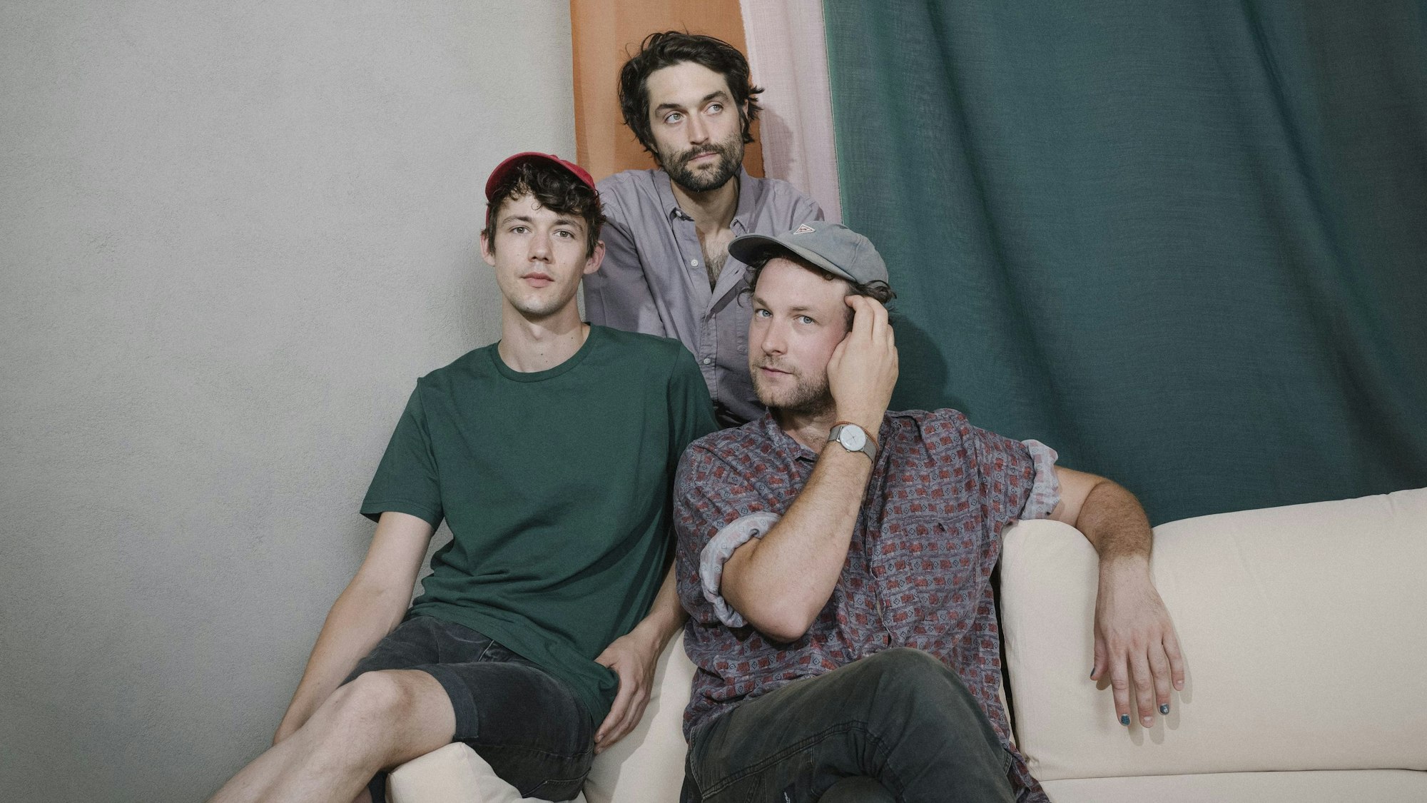 Die Künstler Henning May (l, 31), Christopher Annen (M, 33) und Severin Kantereit (r, 31) sitzen auf einem Sofa. Am Freitag, 3.3.2023 wird das vierte Studioalbum der Kölner Band AnnenMayKantereit veröffentlicht.