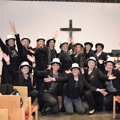 Die Sängerinnen der Weibsbilder präsentieren sich in ihren Bühnenkostümen.