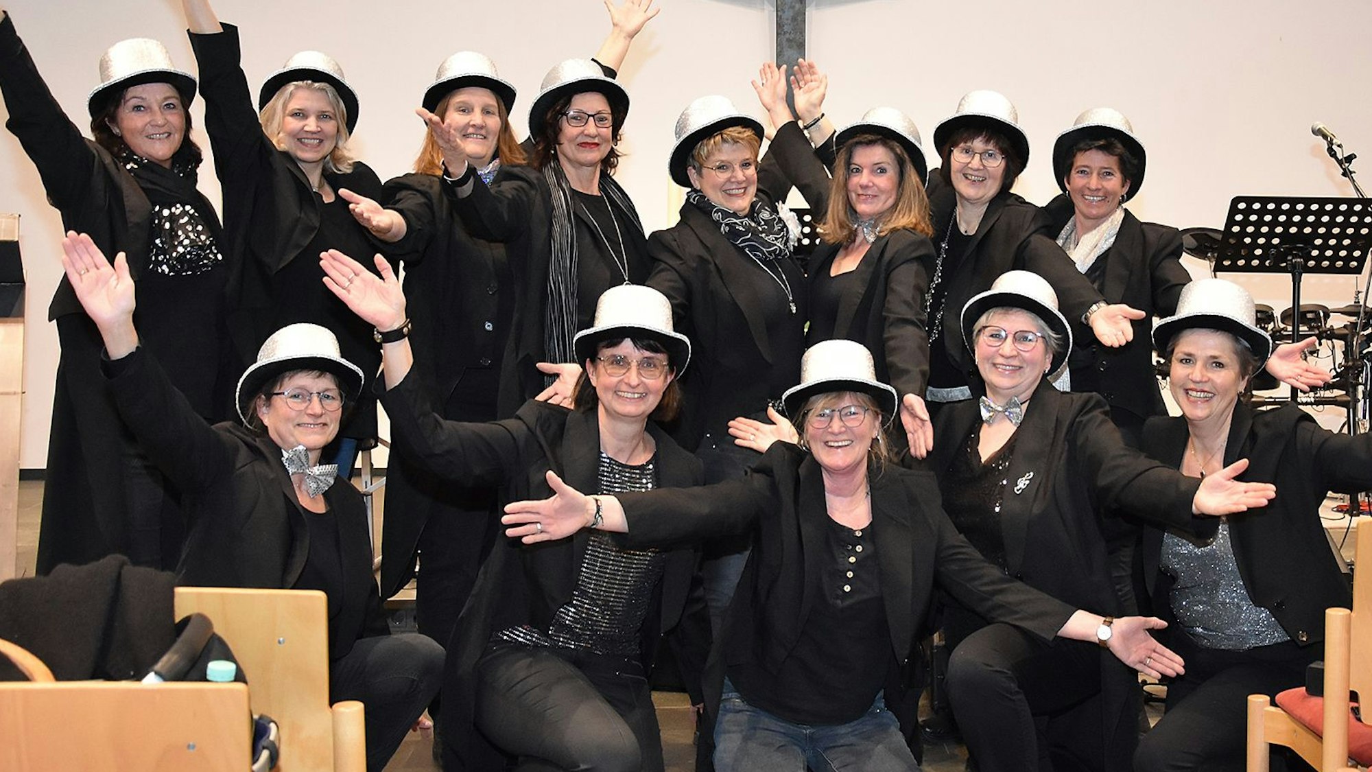 Die Sängerinnen der Weibsbilder präsentieren sich in ihren Bühnenkostümen.