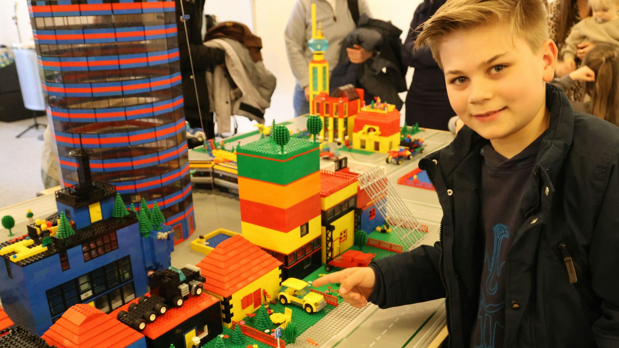 Der zehnjährige Louis Hardt zeigt in der Lego-Stadt auf ein von ihm gebautes Haus.