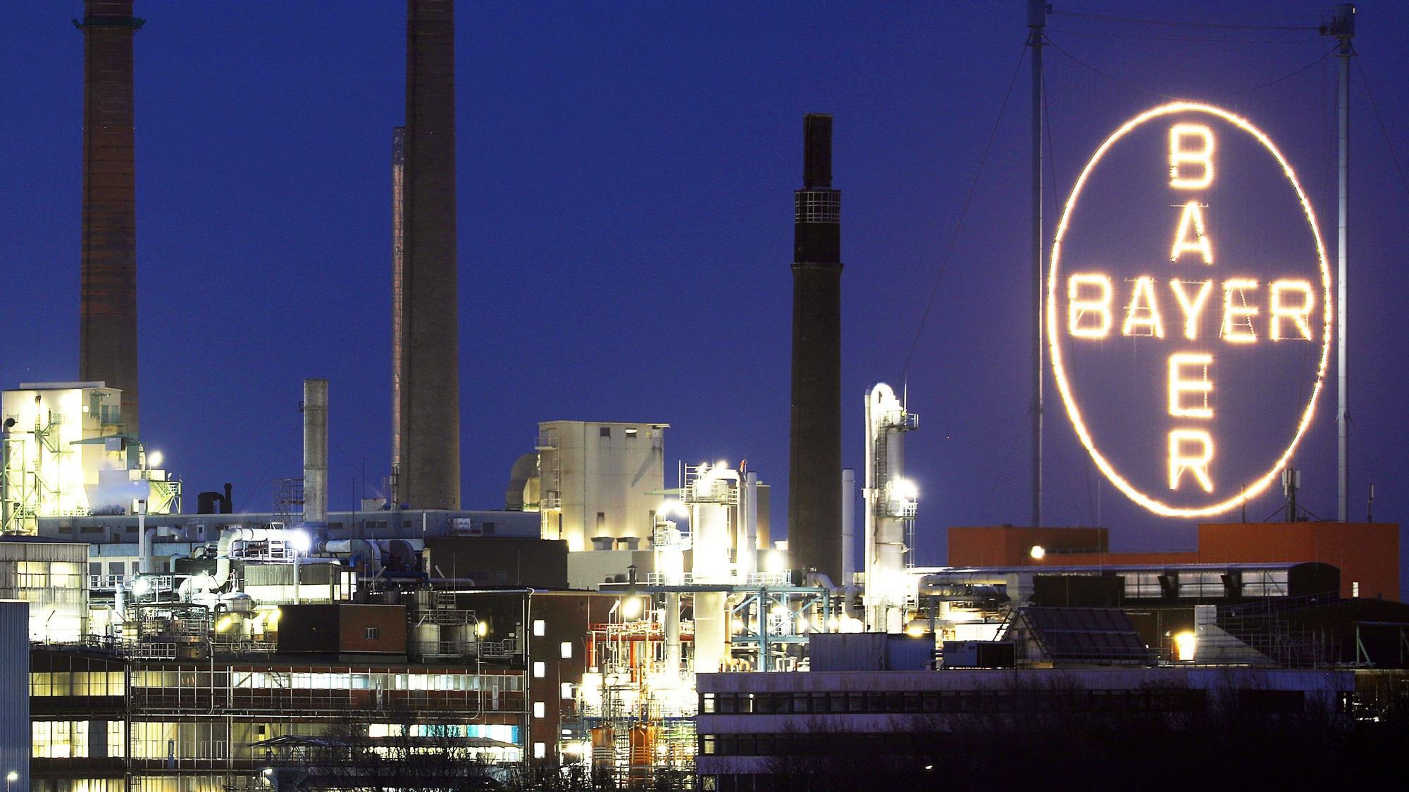 Das Bayer Kreuz leuchtet auf dem Werksgelände.