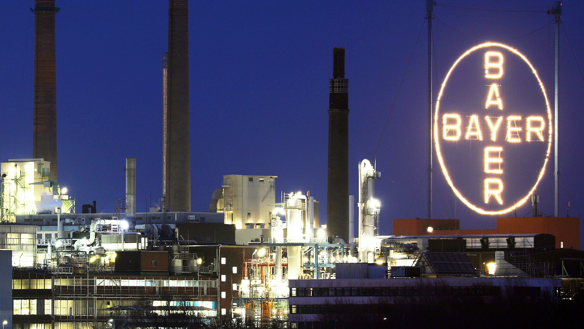 Das Bayer Kreuz leuchtet auf dem Werksgelände.