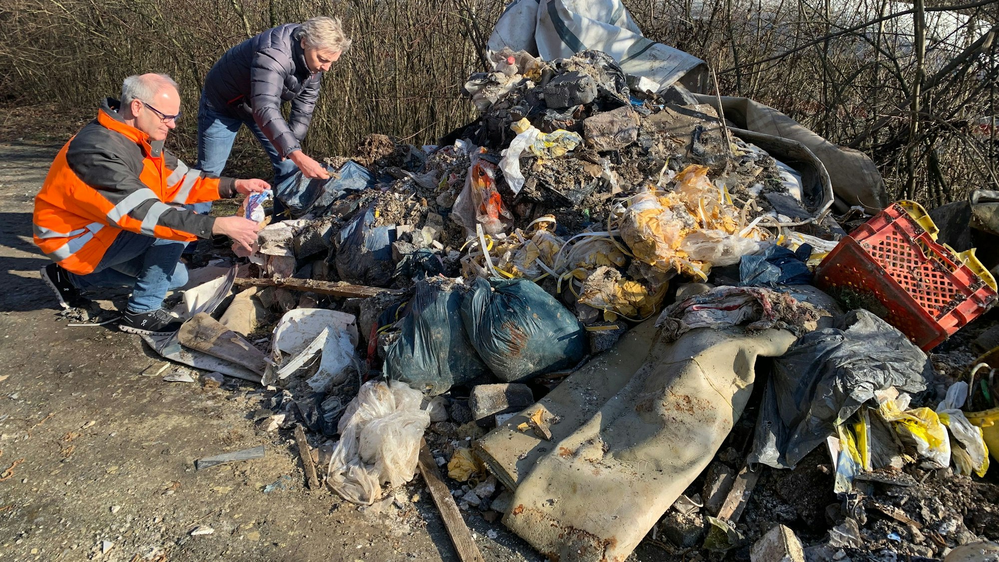 Ein Berg von wildem Müll