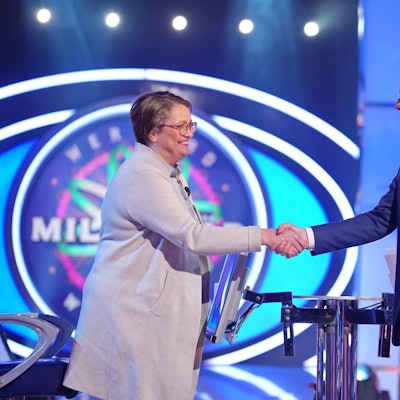 Moderator Günther Jauch mit Karin Weiden aus Nordhorn
Die Verwendung des sendungsbezogenen Materials ist nur mit dem Hinweis und Verlinkung auf RTL+ gestattet.