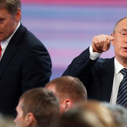 Kremlsprecher Dmitri Peskow (l.) und Russlands Präsident Wladimir Putin. (Archivbild)