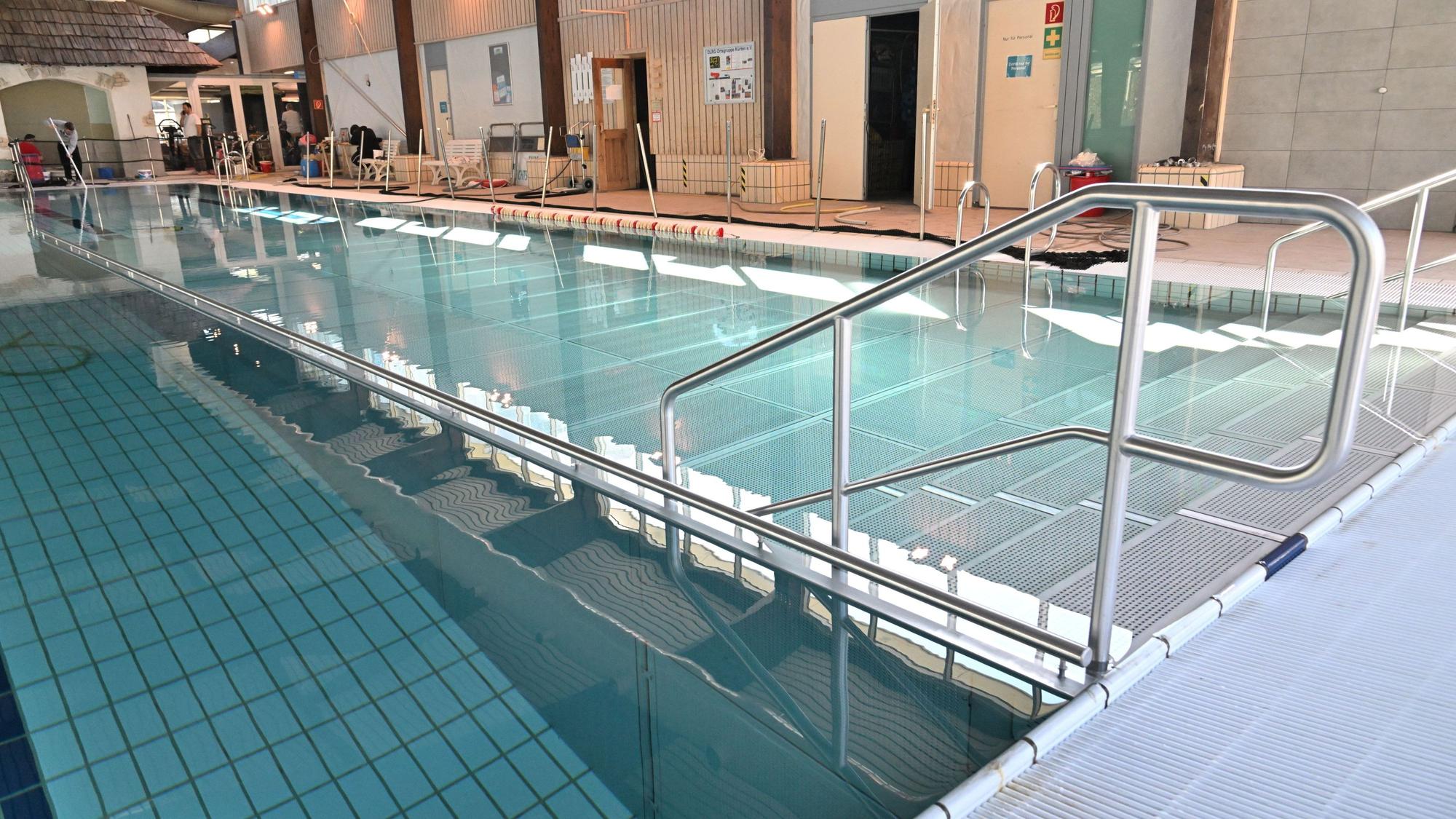 Das Foto zeigt das Kürtener Hallenbad. Es ist von einer Schließung bedroht.