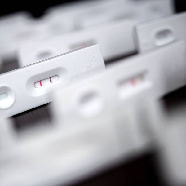 Antigen-Schnelltests für den Nachweis von SARS-CoV-2 liegen auf einem Tisch.