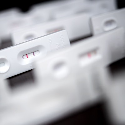 Antigen-Schnelltests für den Nachweis von SARS-CoV-2 liegen auf einem Tisch.