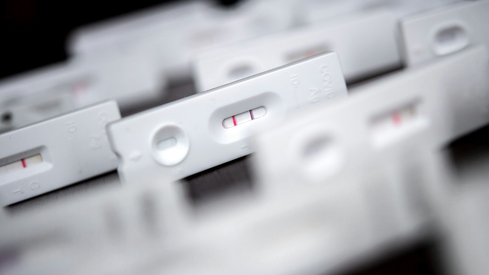 Antigen-Schnelltests für den Nachweis von SARS-CoV-2 liegen auf einem Tisch.