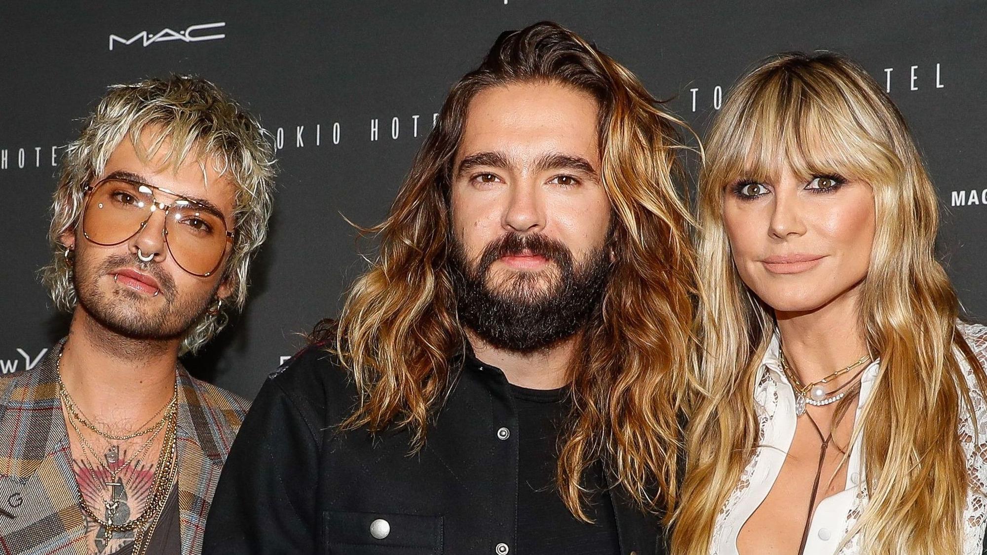 Bill Kaulitz, Tom Kaulitz und Heidi Klum posieren für Fotografen.