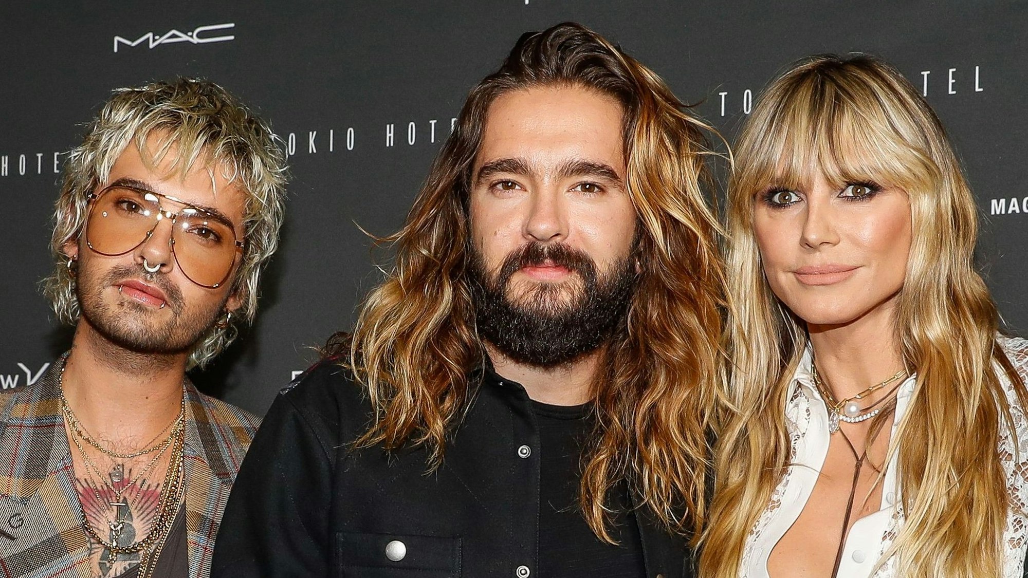 Bill Kaulitz, Tom Kaulitz und Heidi Klum posieren für Fotografen.