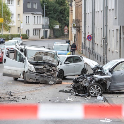 Blick auf die Unfallstelle an der Odenthaler Straße in Bergisch Gladbach.