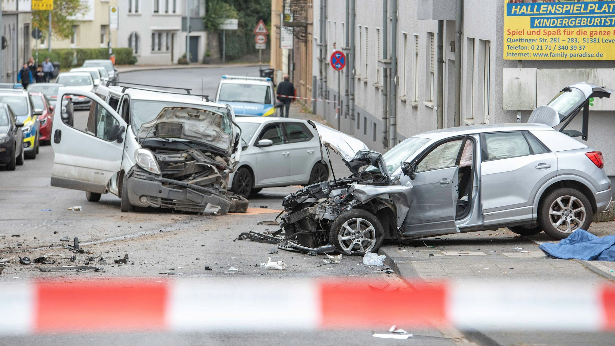 Blick auf die Unfallstelle an der Odenthaler Straße in Bergisch Gladbach.