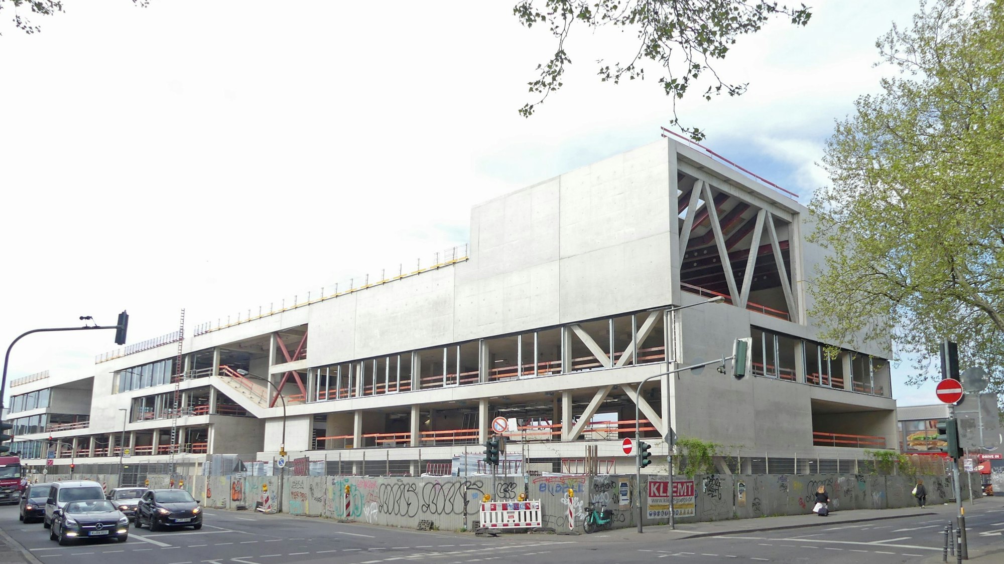Eine Baustelle liegt an einer Kreuzung.