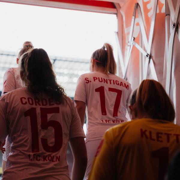 Die FC-Frauen kommen durch den Spieler-Tunnel im Rhein-Energie-Stadion.