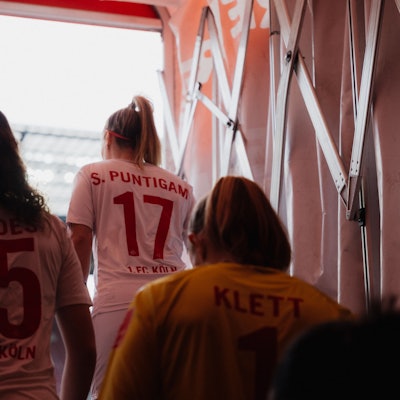 Die FC-Frauen kommen durch den Spieler-Tunnel im Rhein-Energie-Stadion.
