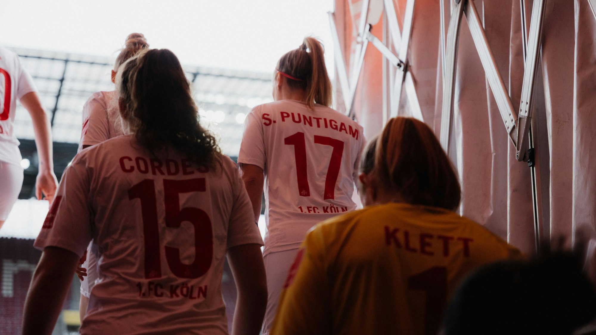Die FC-Frauen kommen durch den Spieler-Tunnel im Rhein-Energie-Stadion.
