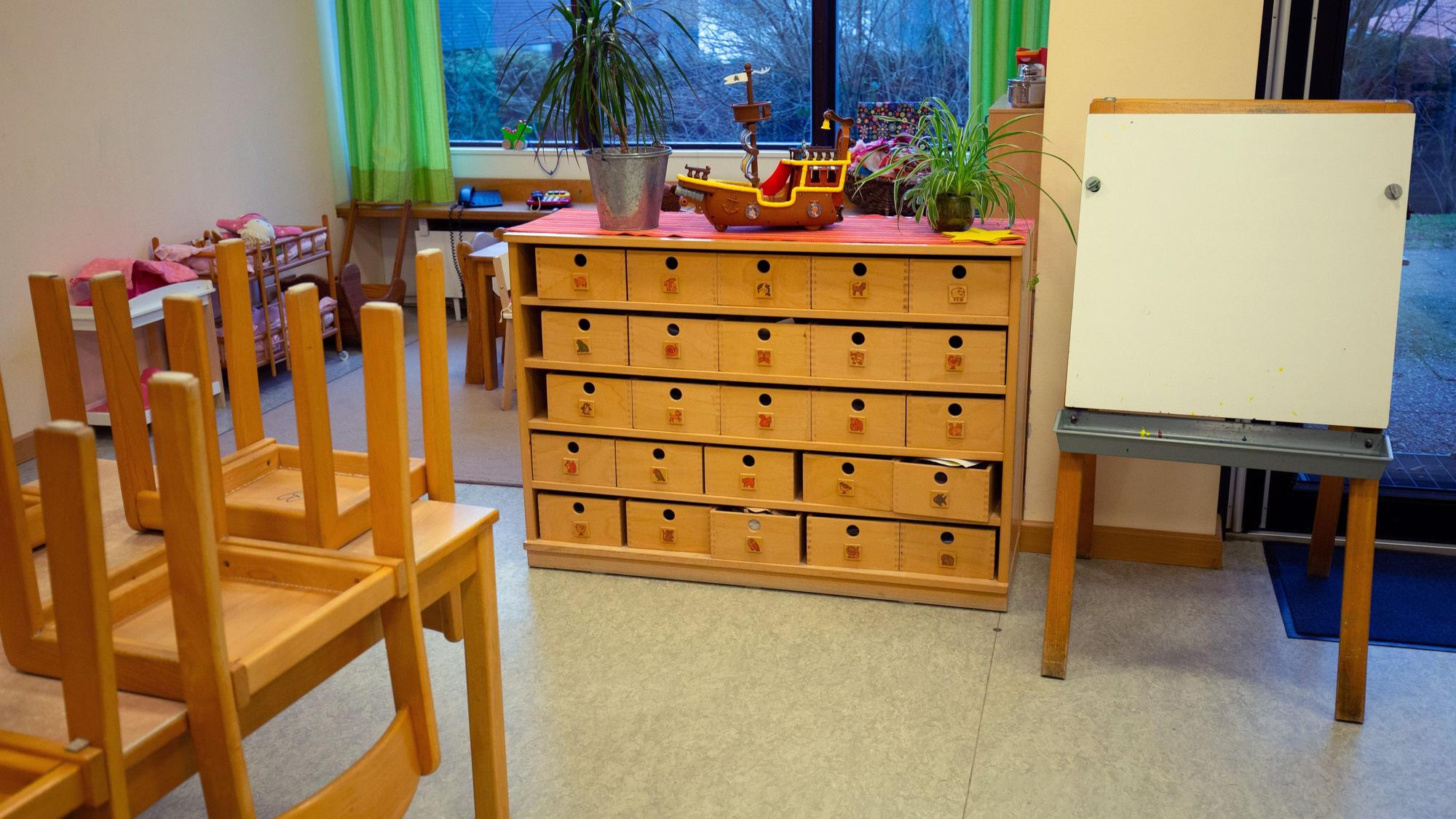 Blick in den Raum einer Kindertagesstätte mit hochgestellten Stühlen. Die Kindertagesstätten in Nordrhein-Westfalen stehen vor personellen Engpässen - und Fachkräfte geraten immer wieder in Grenzsituationen. Experten warnen: Darunter leidet die Aufsichtspflicht.