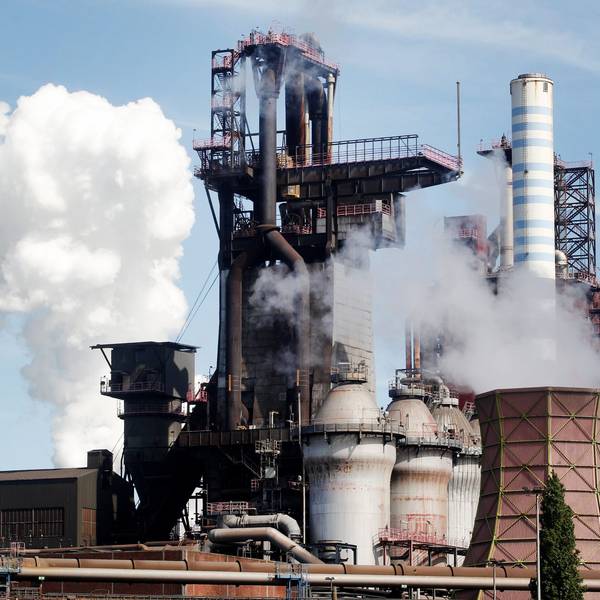 Wasserdampfwolken umgeben zwei Hochöfen bei Thyssenkrupp
