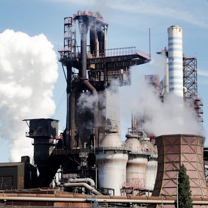 Wasserdampfwolken umgeben zwei Hochöfen bei Thyssenkrupp