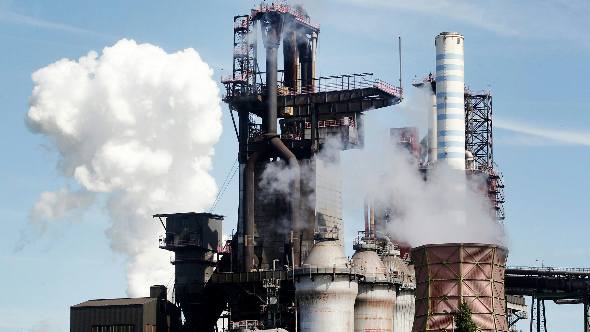 Wasserdampfwolken umgeben zwei Hochöfen bei Thyssenkrupp
