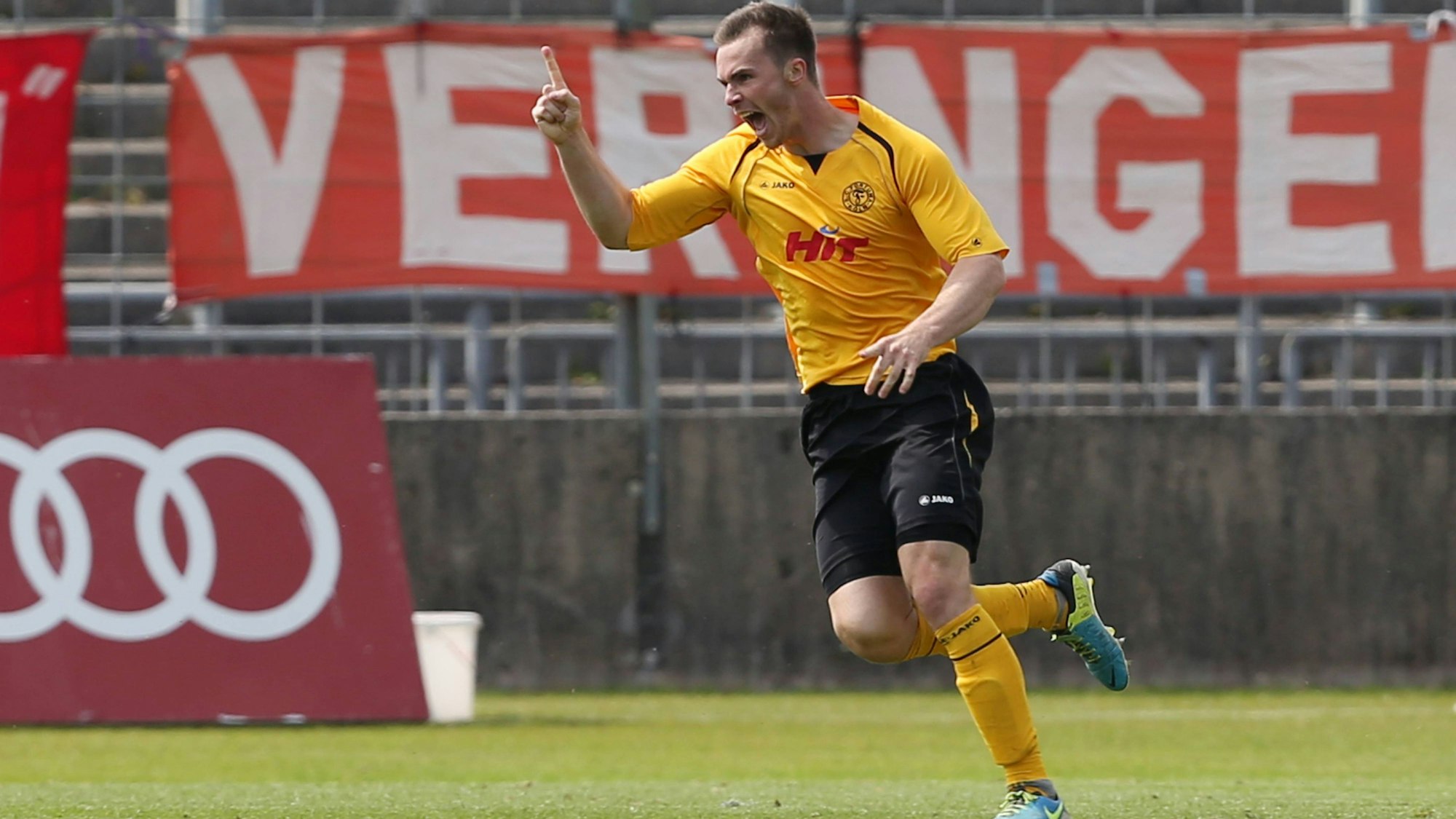 Oliver LAUX (FK) bejubelt sein Tor zum 2:1 Fussball Regionalliga Relegation, Rueckspiel, FC Bayern Muenchen II - Fortuna Koeln 2:1, am 01.06.2014 in Muenchen/Deutschland.
Oliver Laux FK cheered be goal to 2 1 Football third division Relegation Rueckspiel FC Bavaria Munich II Fortuna Cologne 2 1 at 01 06 2014 in Munich Germany