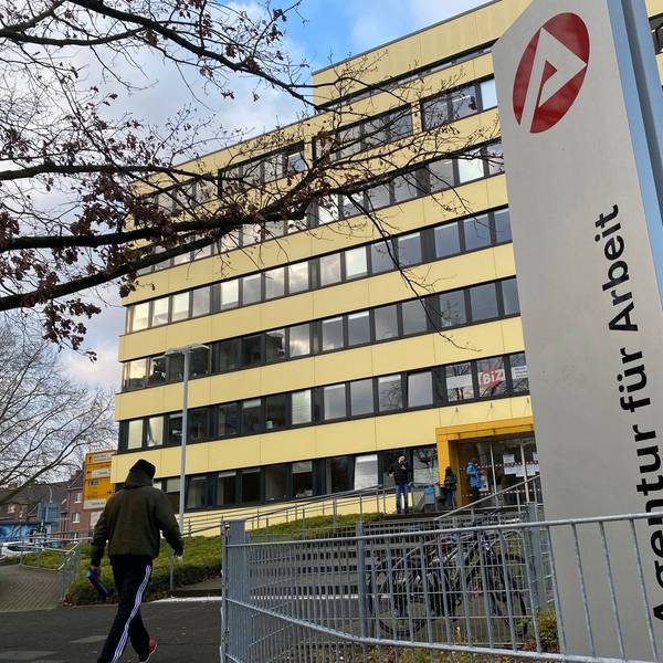 Blick auf das gelbe Gebäude der Agentur für Arbeit.