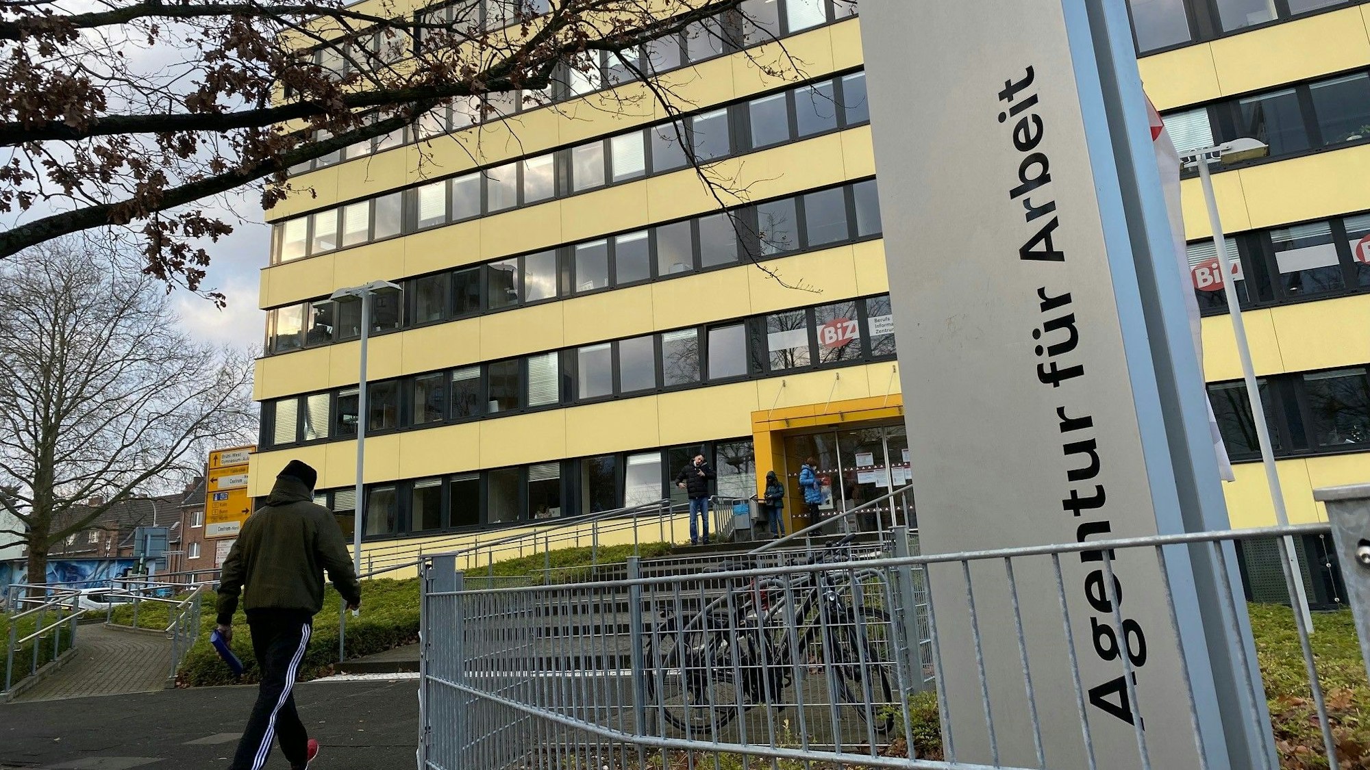 Blick auf das gelbe Gebäude der Agentur für Arbeit.