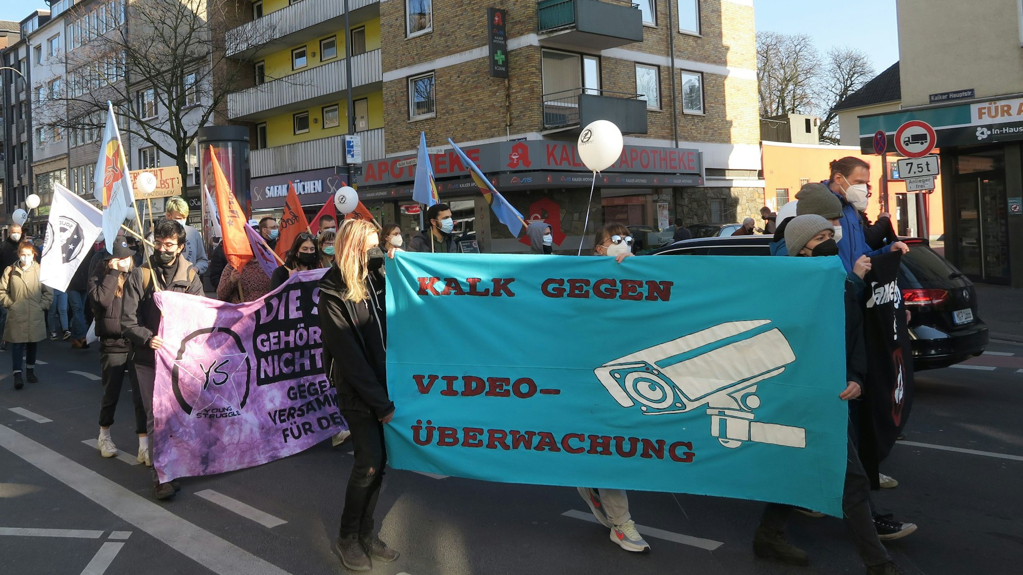 7.3.2022, Kalk:Demonstrationszug auf der Kalker Hauptstraße. Foto: Hermans