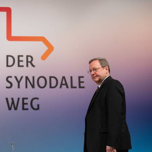 Georg Bätzing, Bischof von Limburg und Präsident des Synodalen Weges sowie Vorsitzender der Deutschen Bischofskonferenz, geht während eines Pressestatements zu Beginn der Dritten Synodalversammlung der deutschen Katholiken über die Bühne. Vom 9. bis 11. März 2023 findet die fünfte Synodalversammlung des Synodalen Weges der katholischen Kirche in Deutschland in Frankfurt am Main statt.